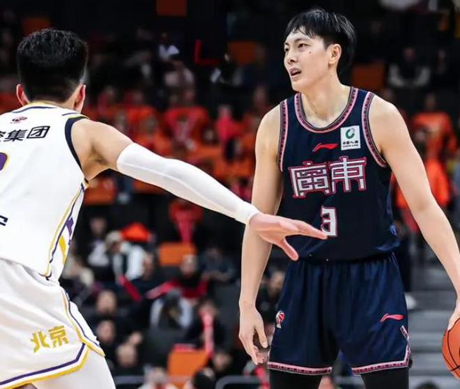 广州男篮主场大捷，全队发挥出色领先对手分