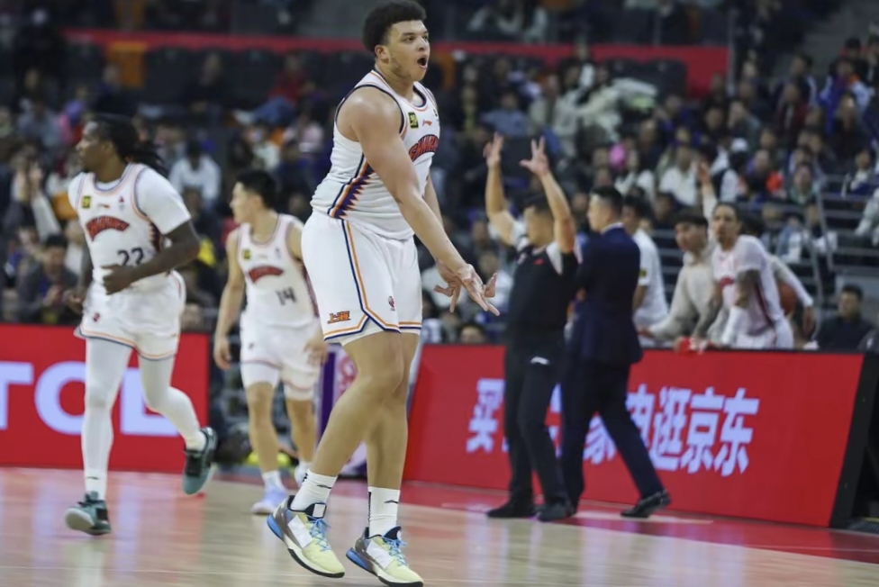 包含中国篮球联赛上演激烈对决，球员各显神通的词条