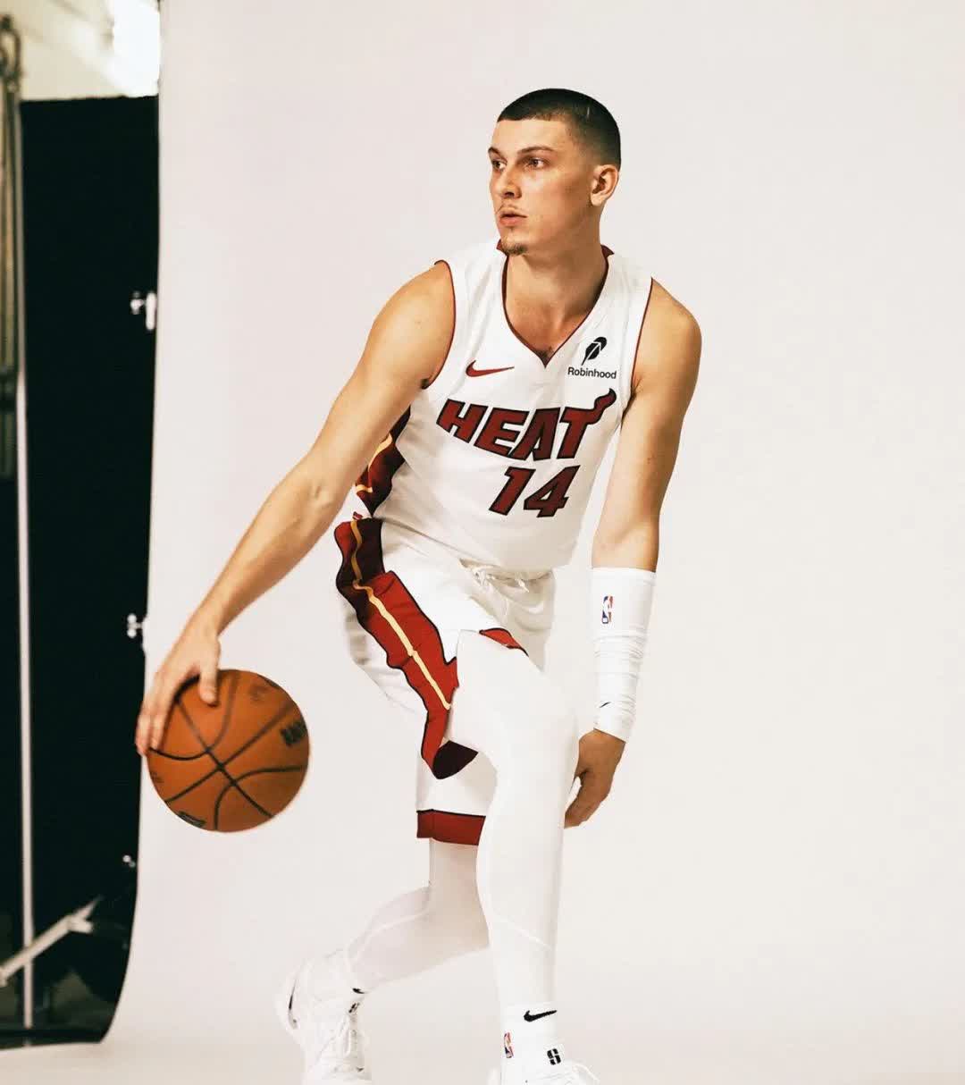 热火全队状态回勇，以122比105击败太阳