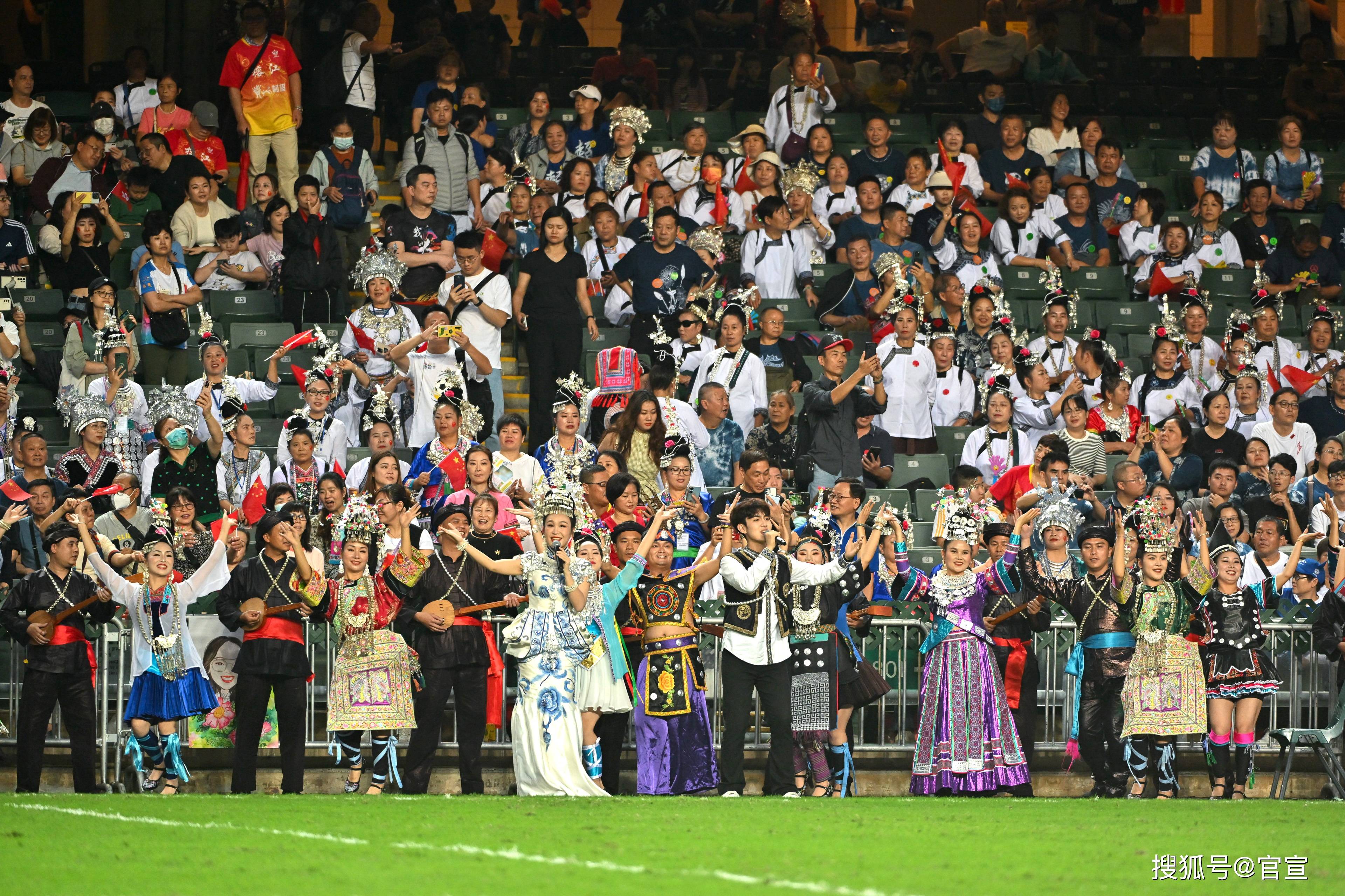 观众欢呼雀跃,现场气氛热烈 观众欢呼雀跃,现场气氛热烈