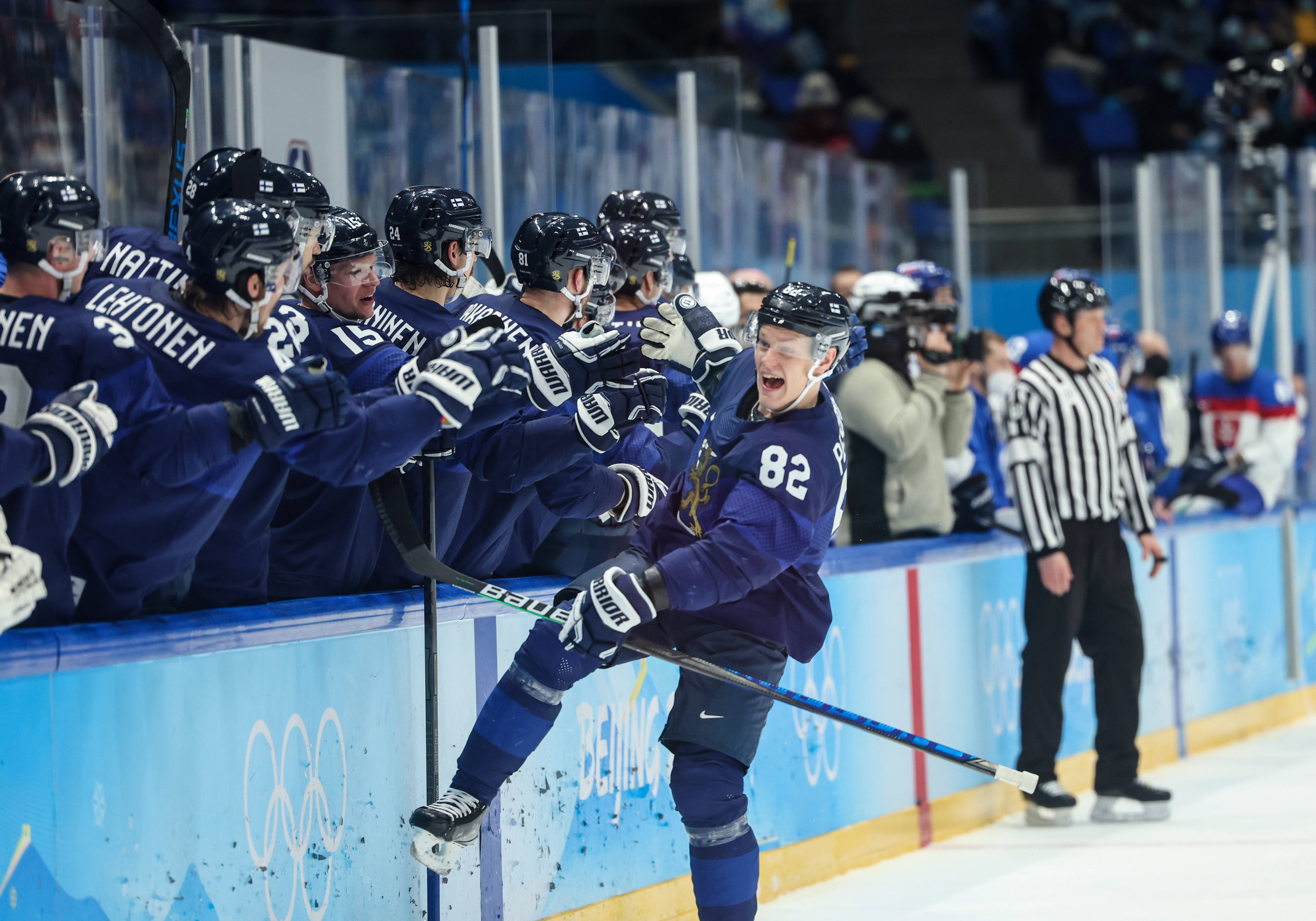 芬兰队球员夺冠领奖，精湛技艺令人叹服