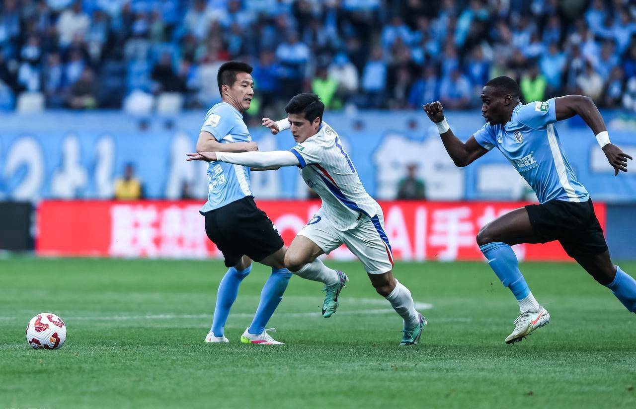 上海申花与大连一方激战，火爆比赛展开